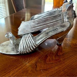 Women’s Size 11 J Renee Silver Metallic Shoe